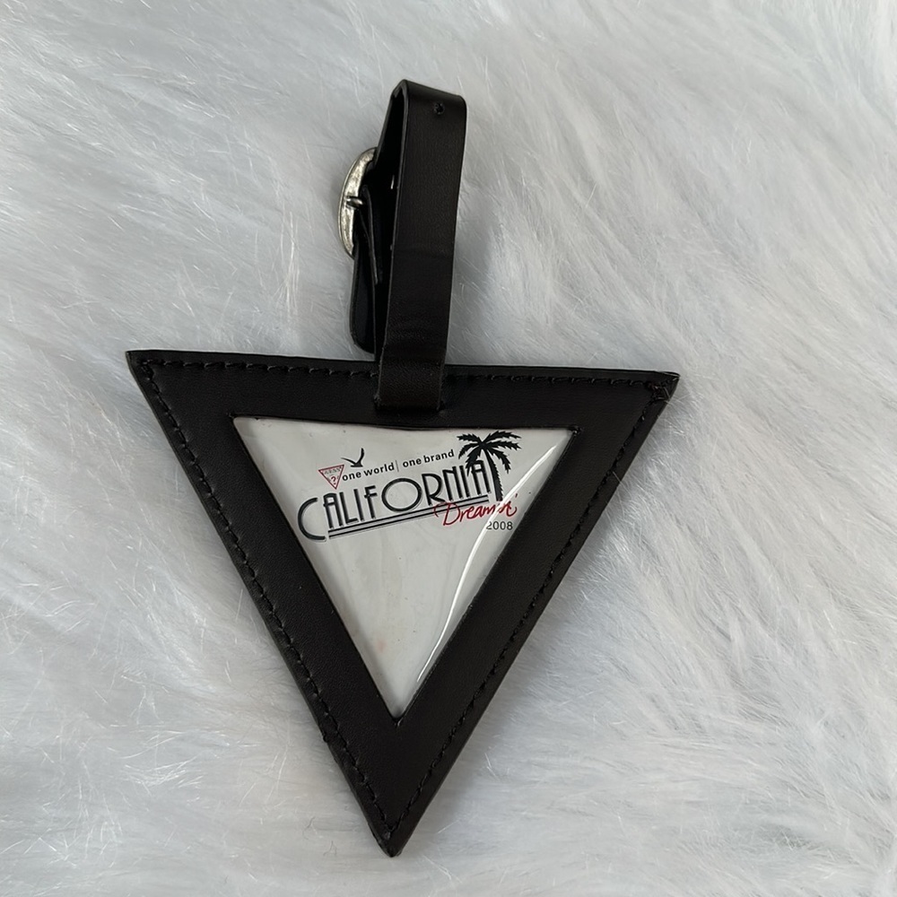New GUESS Triangle Key Ring - Picture 3 of 4